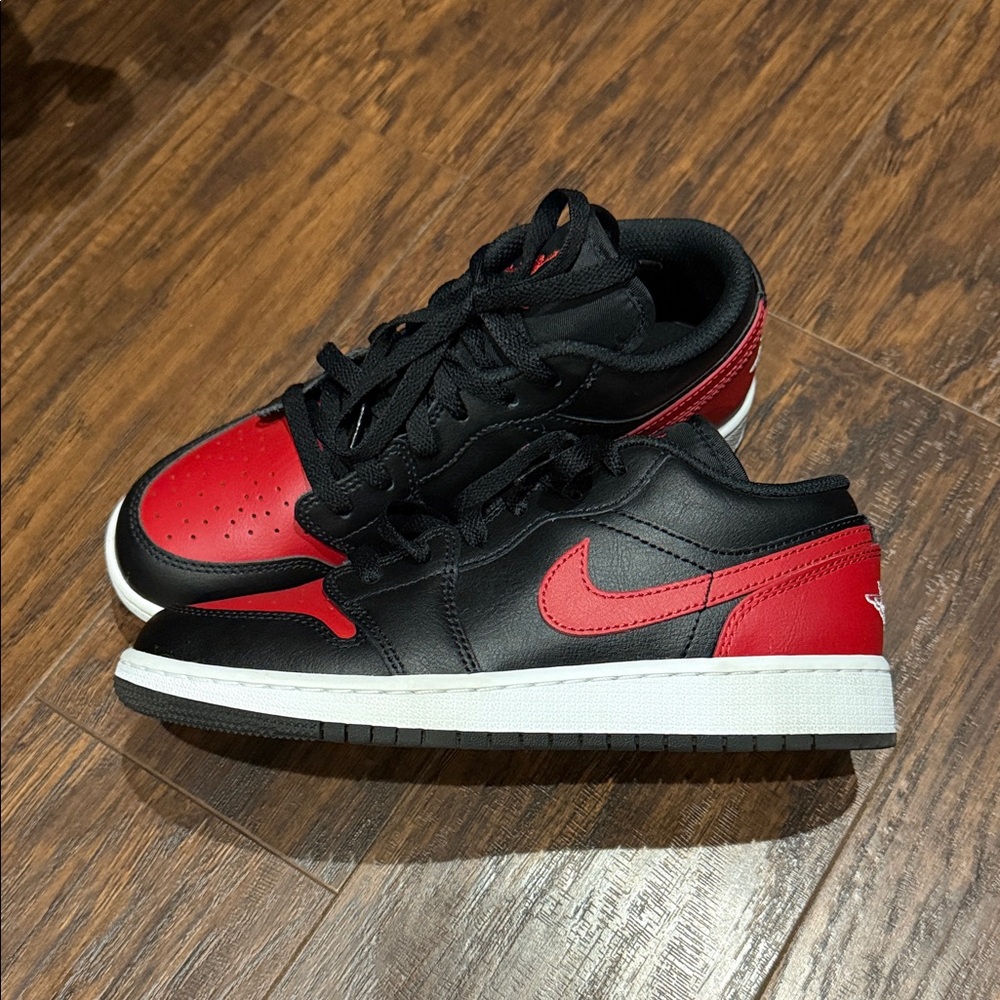Like NEW! Jordan Men's Black and Red Low-Top Sneakers